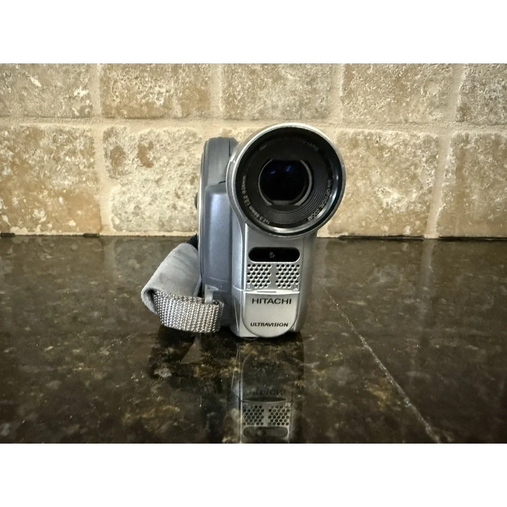 Hitachi DVD Camcorder with 30x Optical Zoom, Charger, Tested Works‎